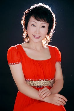 耿晓梅 水泥杆上“雕花”的女人